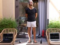 Descult pe o placa Sadhu cu cuie