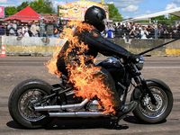 Cea mai mare distanta parcursa pe o motocicleta in flacari