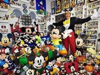 Cea mai mare colectie de mascote Mickey Mouse