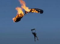 Cele mai multe sarituri cu parasuta incendiata